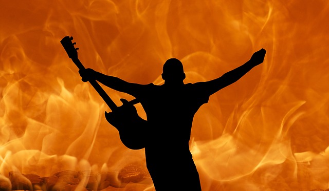 muzikant s kytarou